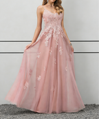 Abito lungo in tulle rosa cipria con applicazioni di pizzo, spalline sottili e schiena allacciata