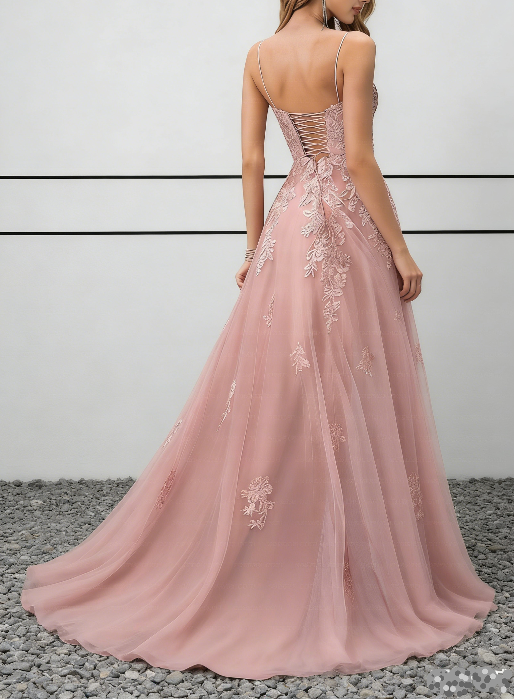 Abito lungo in tulle rosa cipria con applicazioni di pizzo, spalline sottili e schiena allacciata