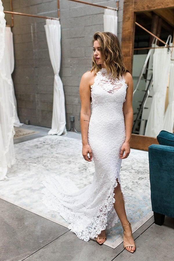 Robe de mariée en dentelle à col montant, traîne balayante, dos ouvert avec fente