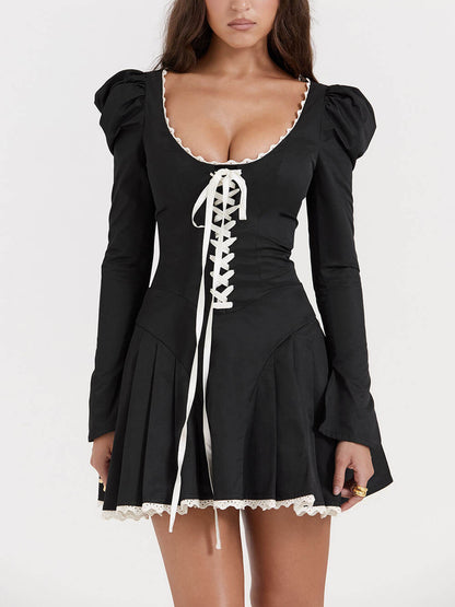 Schwarz-cremefarbenes plissiertes Minikleid 