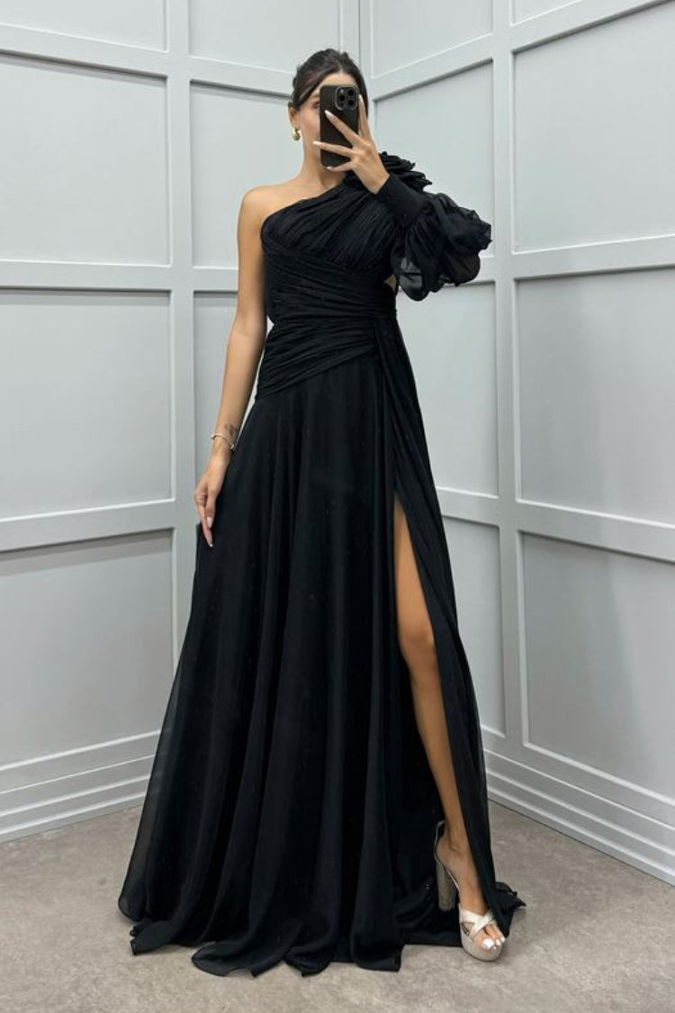 Vestido de noche con diseño de detalle de una manga en los hombros