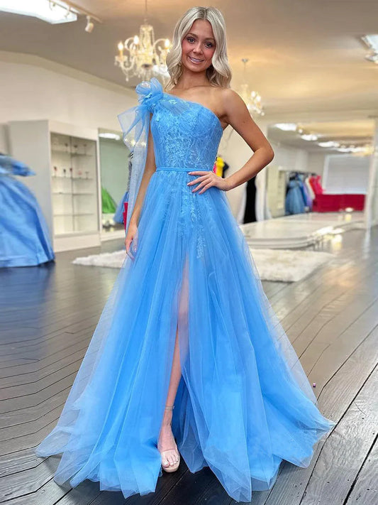 Lindo vestido de fiesta de tul azul con apliques y un solo hombro en línea A