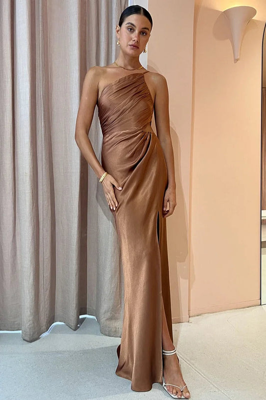 Einschultriges, hochgeschlitztes, gerüschtes Abendkleid mit Camisole-Maxikleid 