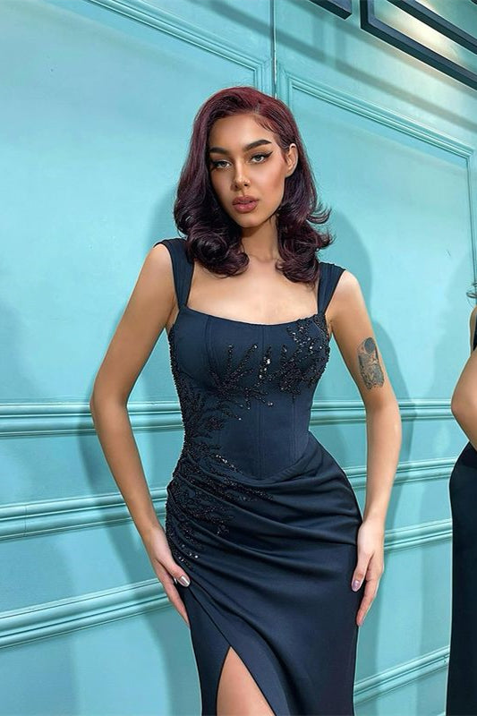 Abito da sera nero lucido a sirena con spalle scoperte, spacco frontale e paillettes