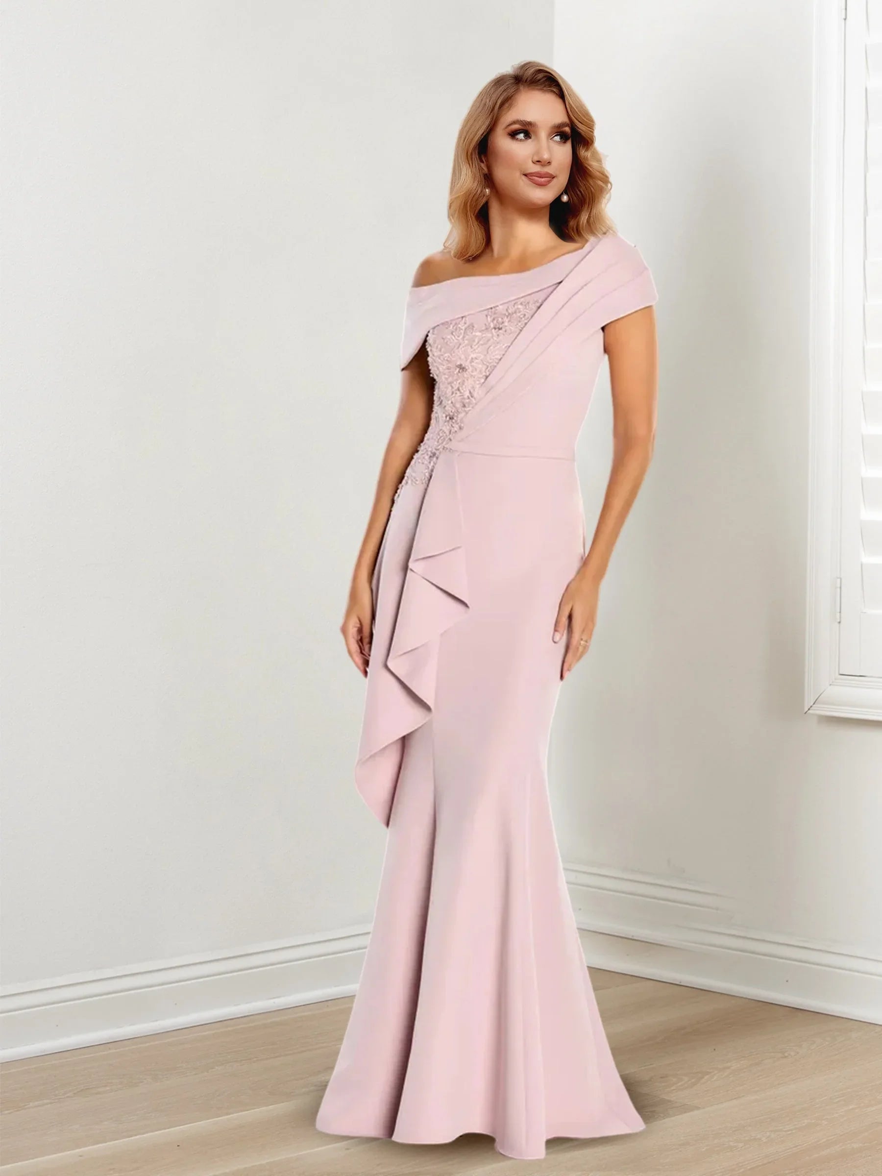 Vestidos de madrina con mangas largas y un solo hombro estilo trompeta/sirena con encaje