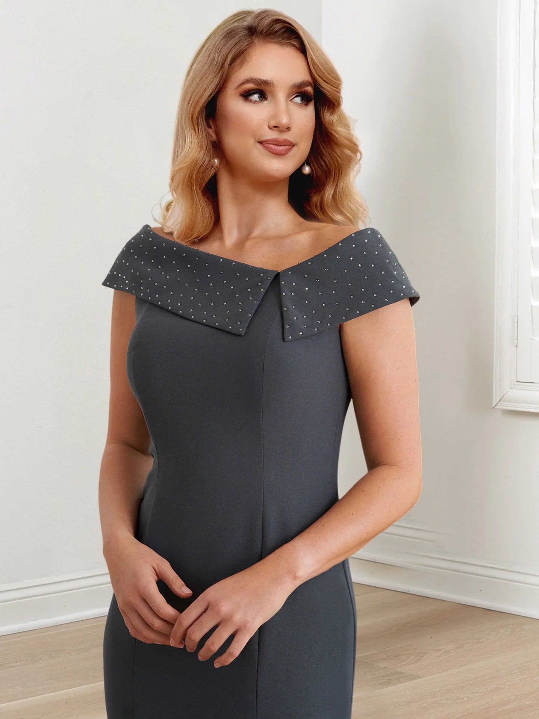 فساتين أم العروس برقبة مجوهرة بطول الأرض بتصميم ضيق/عمود