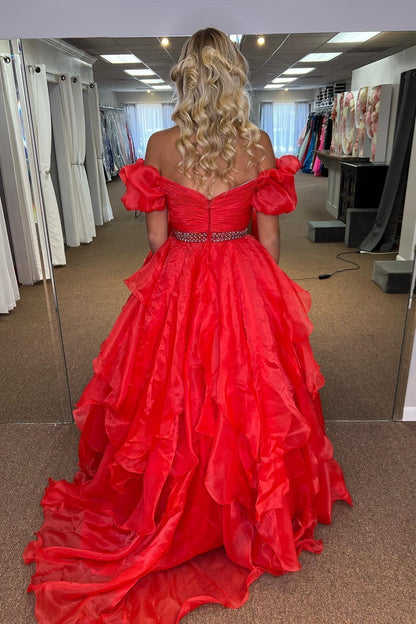 Roycebridal Giovanna | Vestido de fiesta largo de tul con cuentas y capas en rojo, hombros descubiertos