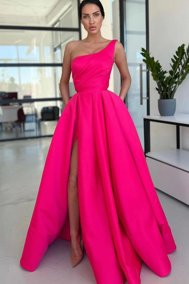 Incantevole abito lungo da cerimonia fucsia con paillettes, linea a trapezio e spalla scoperta, con spacco