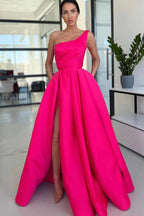 Incantevole abito lungo da cerimonia fucsia con paillettes, linea a trapezio e spalla scoperta, con spacco