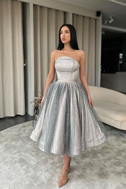 Trägerloses silbernes kurzes A-Linien-Ballkleid mit Rüschen, Pailletten und Tüll