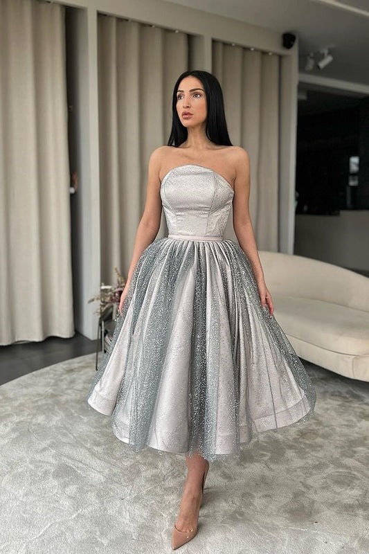 Trägerloses silbernes kurzes A-Linien-Ballkleid mit Rüschen, Pailletten und Tüll