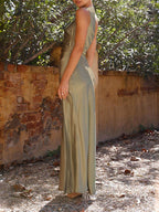 Robe en satin cintrée à une épaule fendue