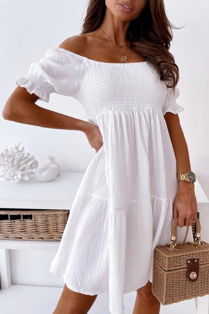 Enchanted – Schulterfreies, lockeres Kleid mit Smokarbeit 