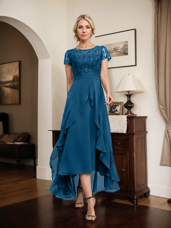 Robe de mère de la mariée en mousseline et dentelle asymétrique illusion à encolure dégagée, coupe en A, avec nœud, volants et paillettes
