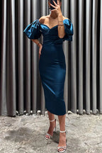 Robe de soirée mi-longue en satin doux à manches bouffantes froncée au buste