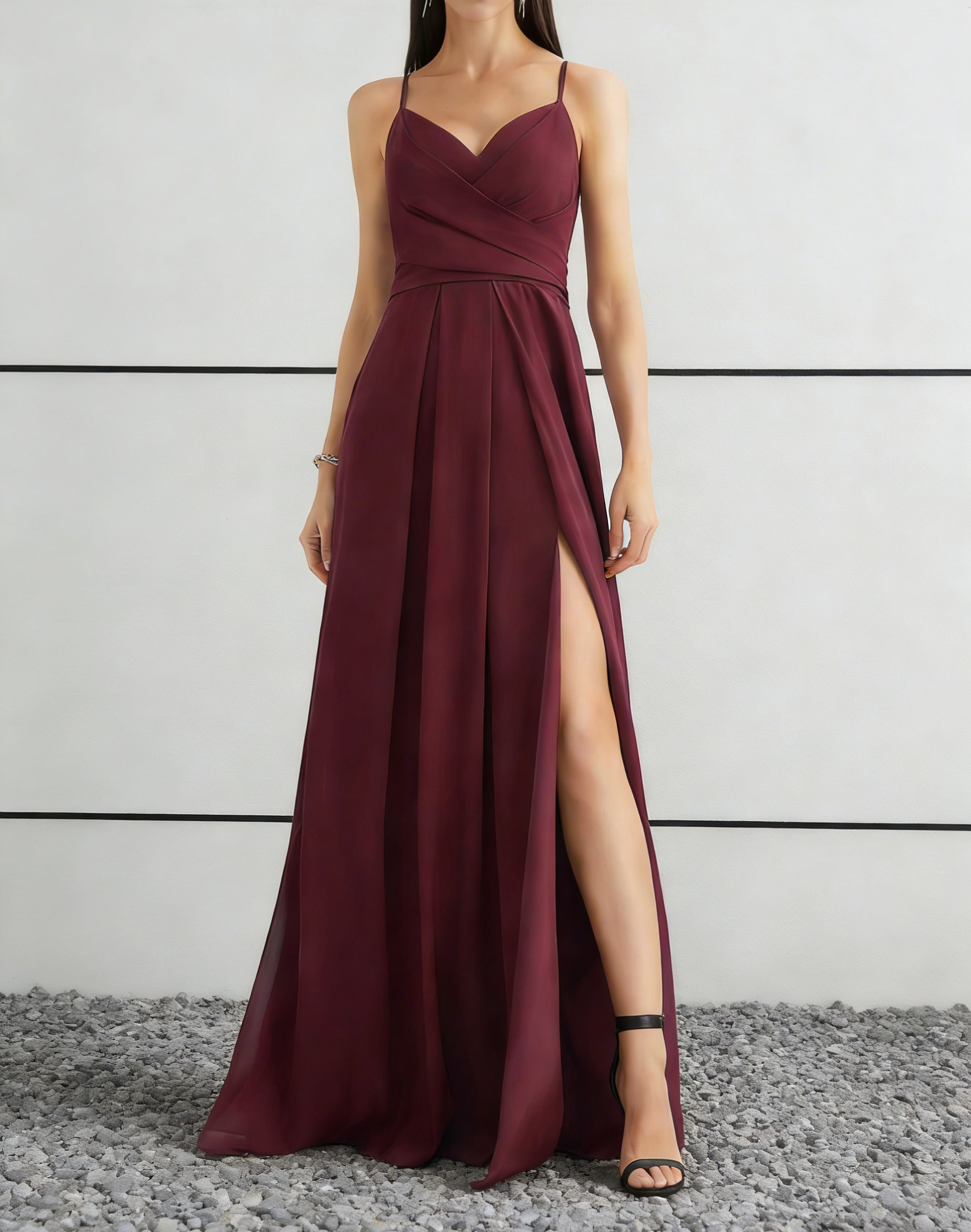 Abito lungo color bordeaux in chiffon con scollo a cuore, corpetto arricciato e spacco alto