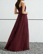 Abito lungo color bordeaux in chiffon con scollo a cuore, corpetto arricciato e spacco alto