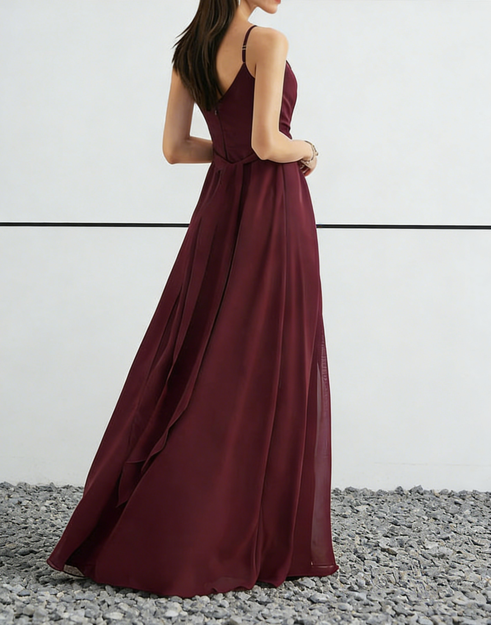 Abito lungo color bordeaux in chiffon con scollo a cuore, corpetto arricciato e spacco alto