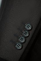 Esmoquin de Lana Negro de Dos Botonaduras con Solapas de Pico, Seis Botones, Clásico y Entallado para Novio