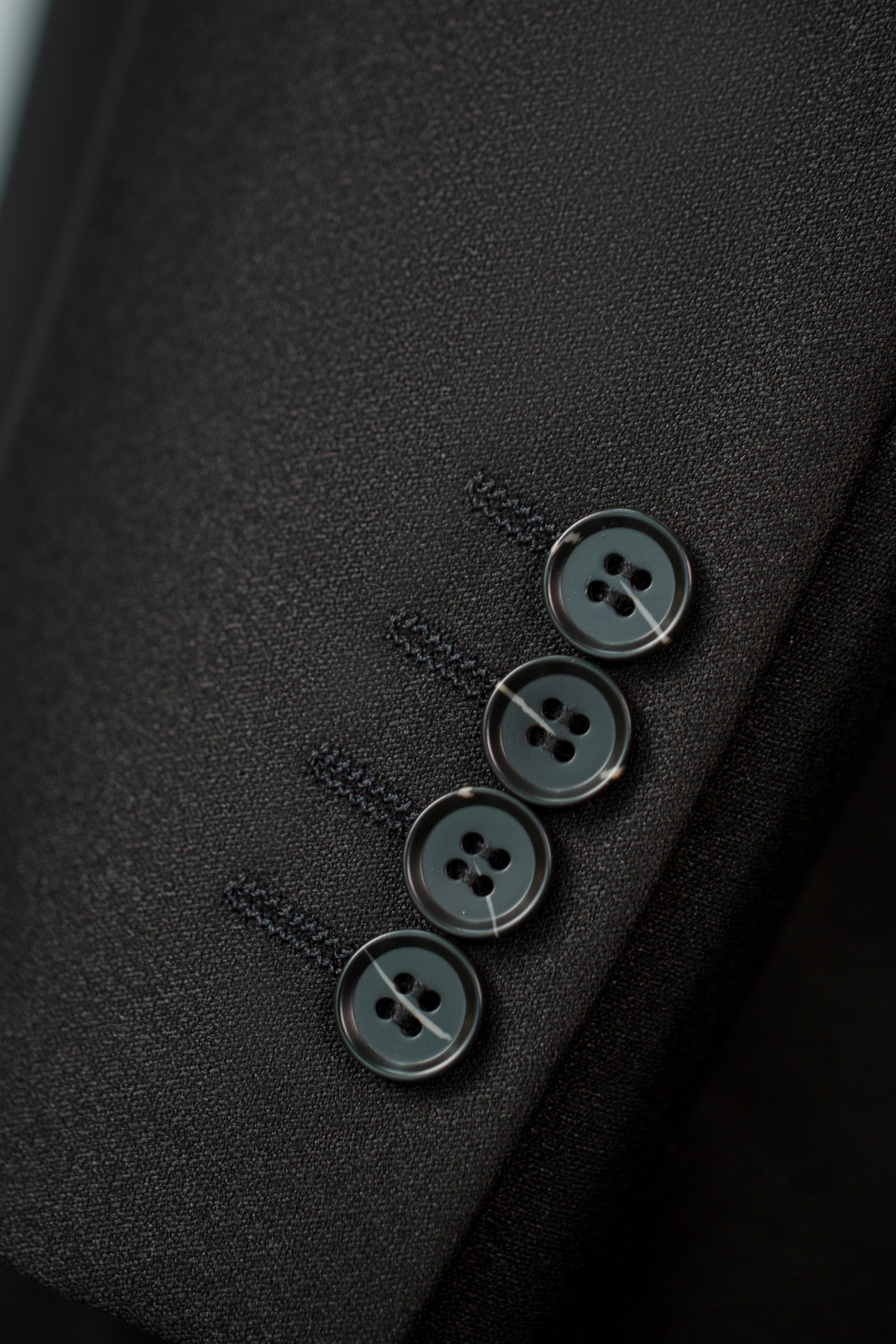 Smoking Noir en Laine à Double Boutonnage, Revers en Pointe, Six Boutons, Coupe Classique sur Mesure pour le Marié