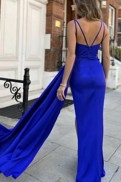 Vestido de fiesta de sirena azul real con tirantes finos, escote en V y detalle de volantes
