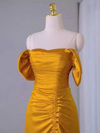 Vestido de Festa Amarelo Plissado com Ombros Descobertos e Fenda Vestido de Noite Y7598
