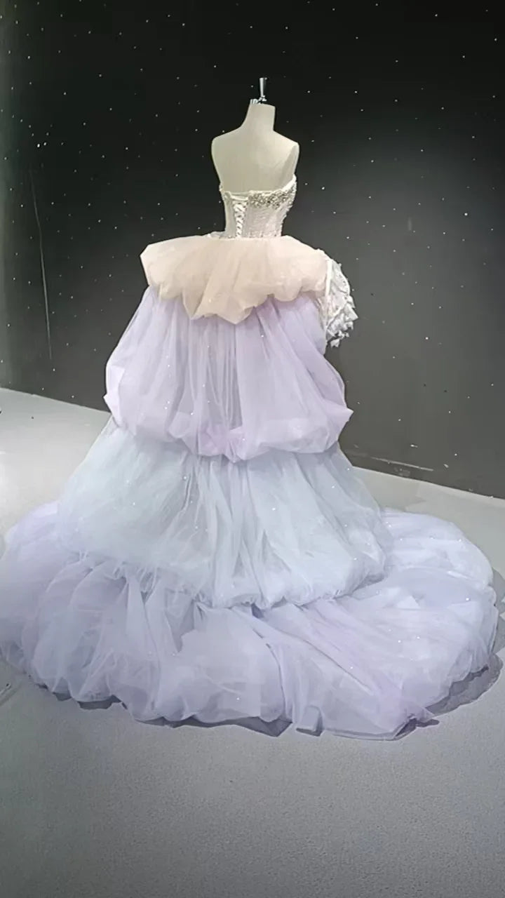 Vestido com botão de flor adornado com cristais e penas véu estrelado