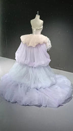 Vestido com botão de flor adornado com cristais e penas véu estrelado