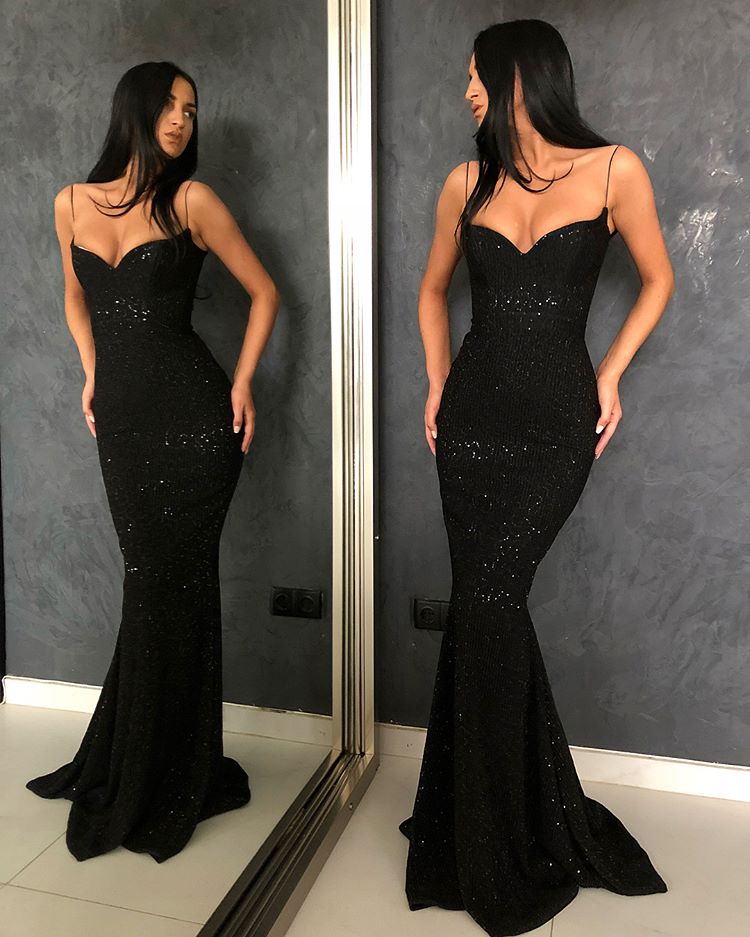 Abito da sera con spalline sottili, scollo a cuore, sirena con paillettes e schiena scoperta