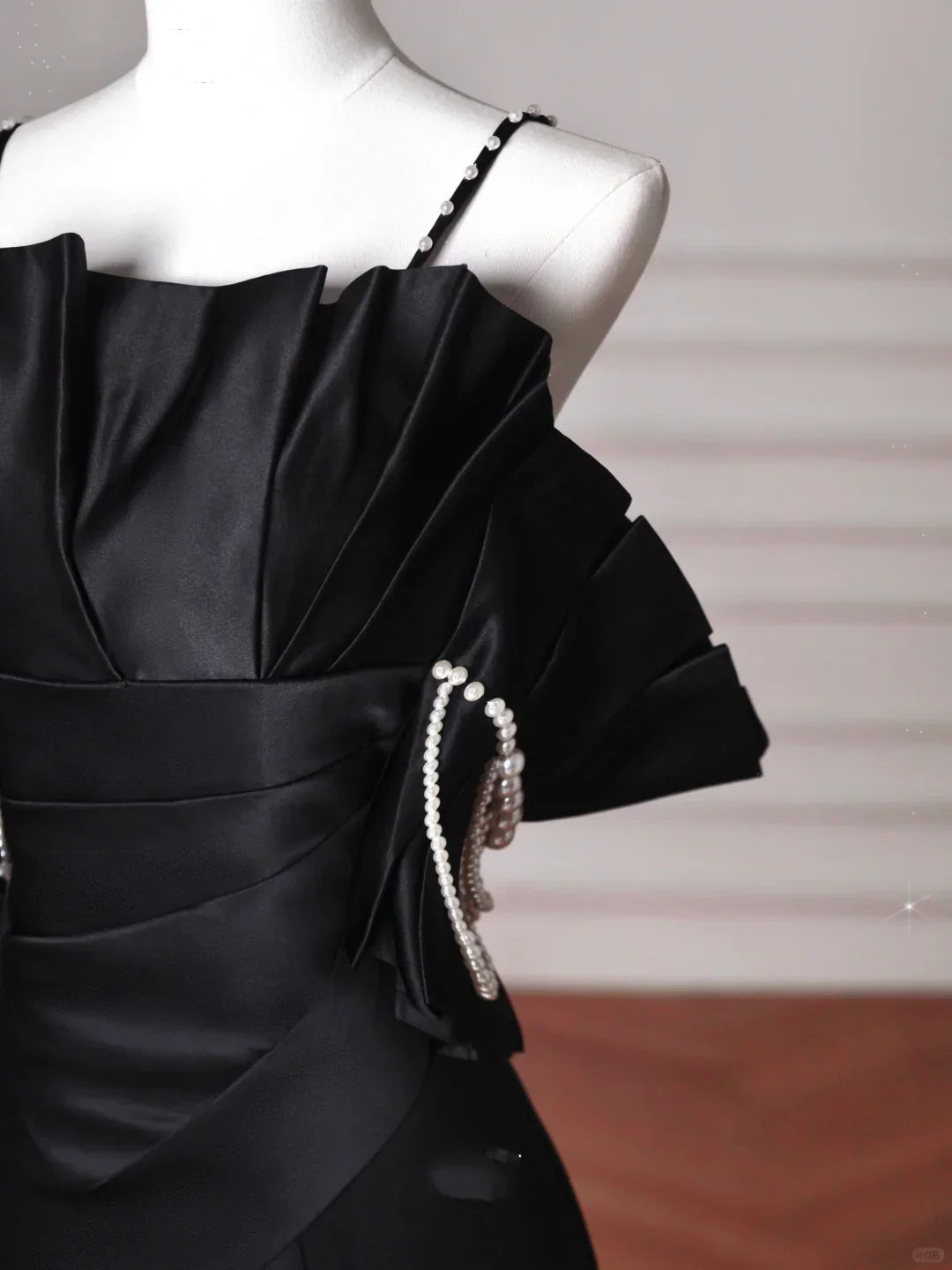 Elegante abito da sera nero in raso con spalline sottili e scollo a barca, modello sirena, abito da cerimonia Y8641