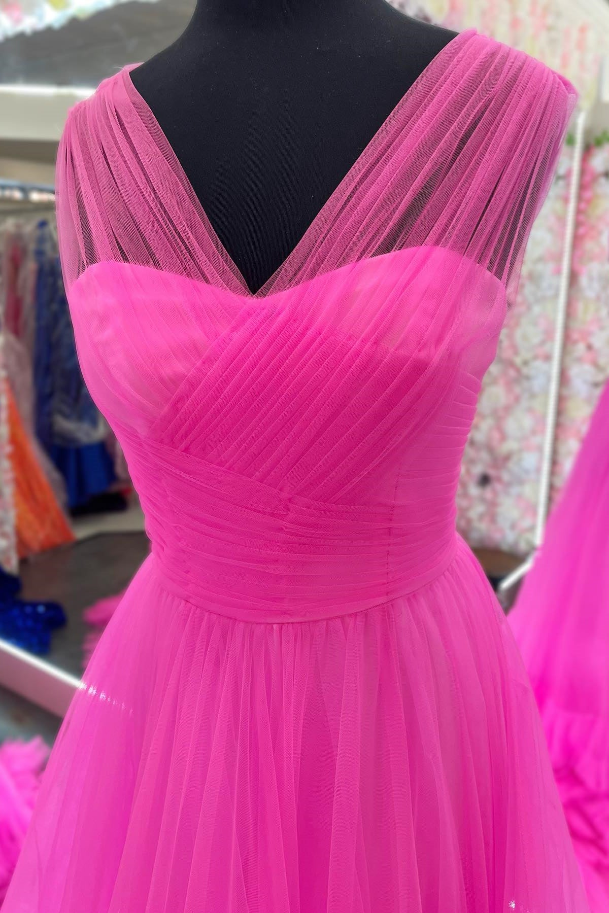 Vestido de fiesta de tul con capas y escote en V ilusión de corte A