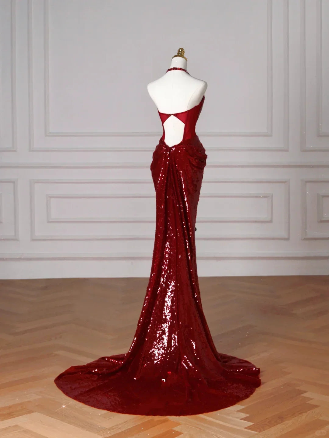 Abito da sera bordeaux con paillettes, scollo a V e allacciatura al collo, schiena scoperta, modello sirena Y8628