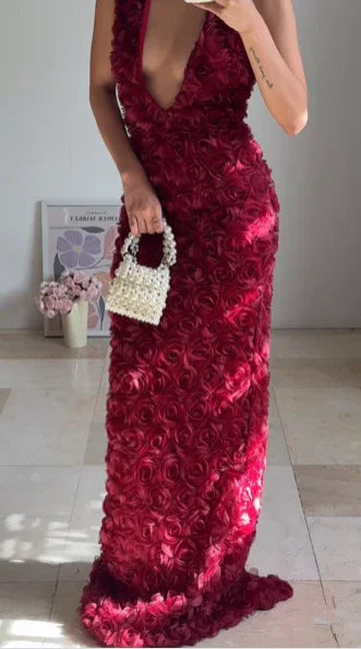 Splendido abito lungo da sera a tubino con scollo profondo a V, fiori di rosa bordeaux, modello Y8504