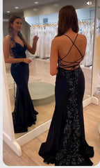 Vestidos de noite pretos elegantes com alças em decote em V e costas com atilhos Y1636