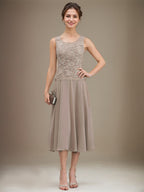 Robe de mère de la mariée en dentelle et mousseline, longueur thé, en ligne A, décolleté arrondi, ornée de paillettes