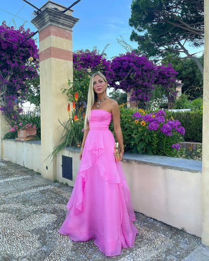 Vestido de fiesta de organza rosa claro con corte en A y sin tirantes