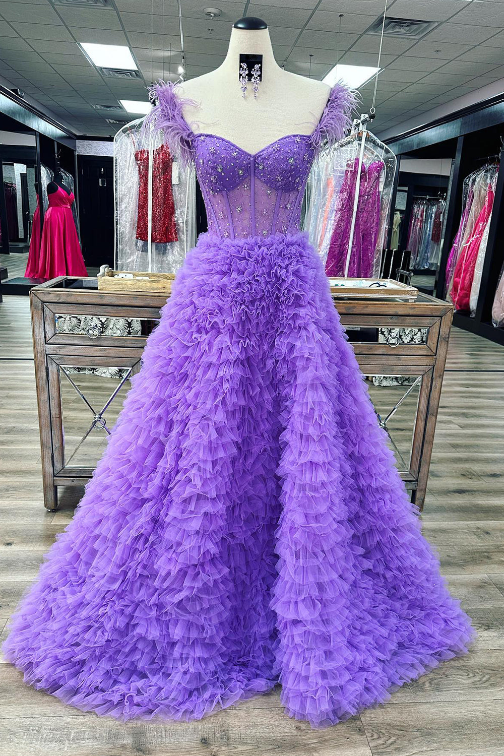 Abito lungo da sera a balze in tulle con scollo a cuore e spacco