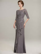 Robe de mère de la mariée en dentelle et mousseline, longueur au sol, coupe en A, décolleté illusion en forme de goutte, avec volants en cascade