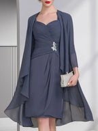 Abito da madre della sposa in chiffon a colonna a ginocchio con applicazioni di perline, pizzo, paillettes e pieghettature