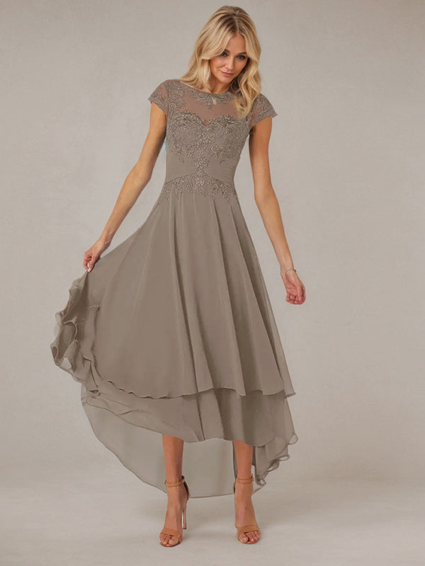 Abito da madre della sposa in chiffon e pizzo con scollo a barca a linea a trapezio, effetto illusione, asimmetrico, con applicazioni e pieghe
