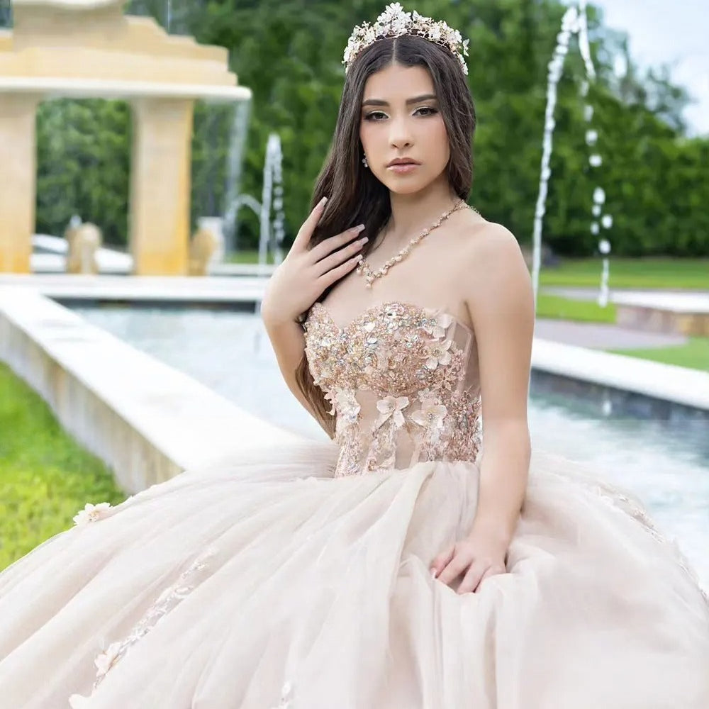 Abito da Quinceañera Champagne con Maniche Staccabili, Perline, Cristalli e Motivi Floreali 3D in Pizzo, Corpetto, Vestiti per 15 Anni 2026