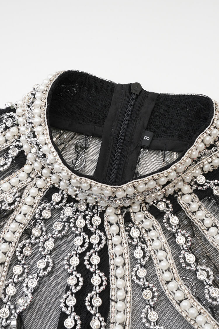 Abito da sera lungo in tulle a goccia con perle di cristallo e vita cadente a balze