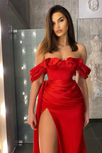 Abito da sera lungo a sirena classico rosso con spalle scoperte e balze, con spacco