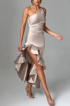 Vestido largo de satén con un solo hombro, fruncido, abertura y volantes, sí, quiero