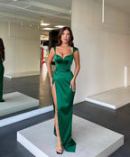 Abito lungo da sera in raso con scollo a cuore e spacco, stile sirena