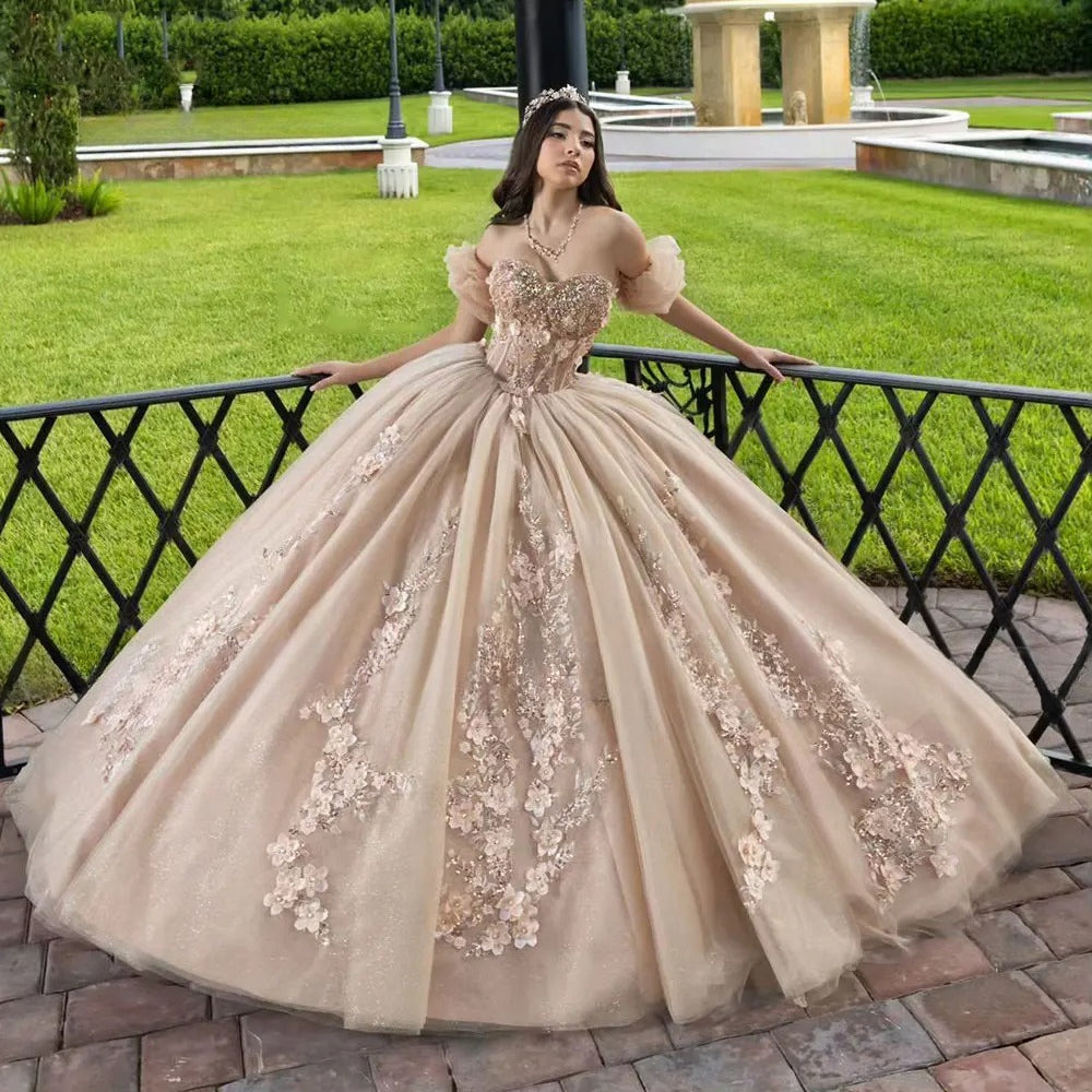 Abito da Quinceañera Champagne con Maniche Staccabili, Perline, Cristalli e Motivi Floreali 3D in Pizzo, Corpetto, Vestiti per 15 Anni 2026