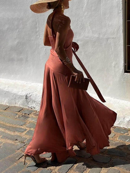 Neckholder-Kleid mit trägerlosem Ringträger und unregelmäßigem Schnitt 