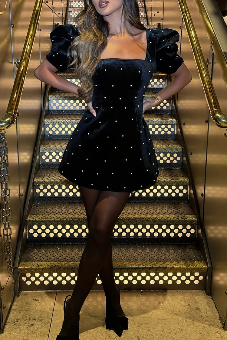 Minivestido elástico Disco Glamour con lentejuelas, aberturas y mangas largas con ribete de plumas, pedido anticipado 