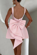 Robe courte ajustée avec grand nœud orné de perles élégant