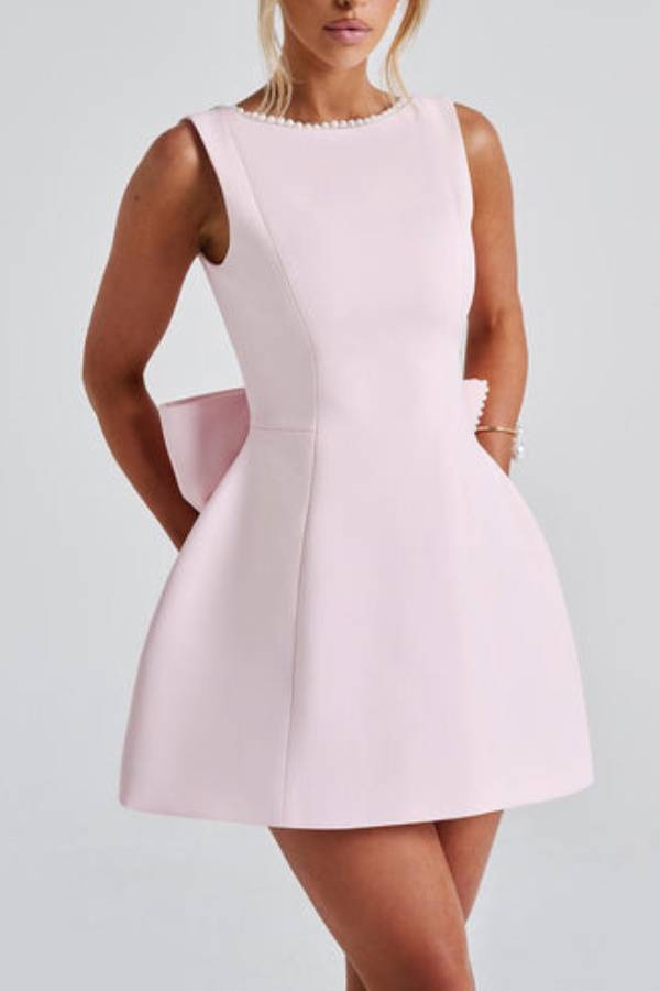 Robe courte ajustée avec grand nœud orné de perles élégant